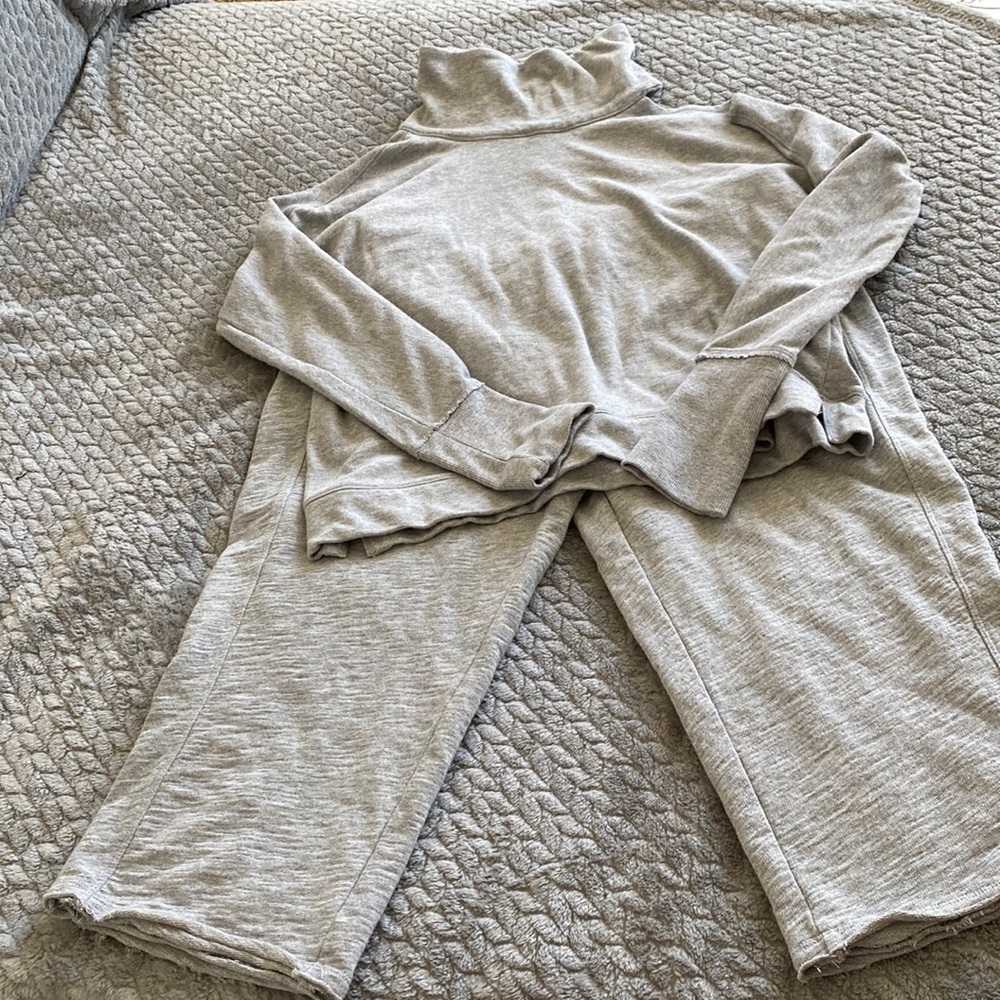 Calvin Klein performance capri with peek a boo shoulder top. Large gray.